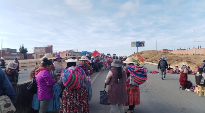 Gremiales bloquean diversas vías de El Alto, exigen solución a crisis de dólares y combustible