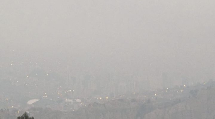 La Paz amanece con denso humo por incendios forestales y la calidad del aire es catalogada como mala