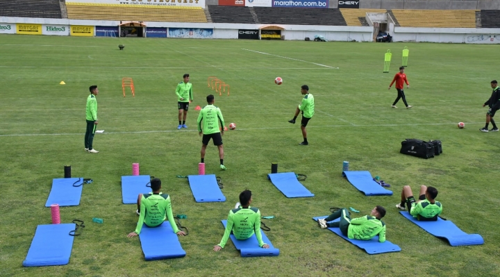 La selección practica en Achumani con sus primeros dos “extranjeros”