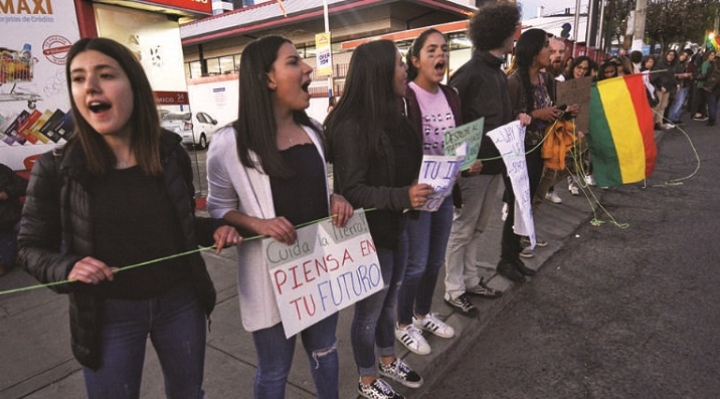 En La Paz se realizaron cadenas humanas para exigir al gobierno que anule Decreto que autoriza “quema controlada”