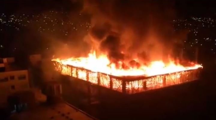 Incendio de magnitud, en un edificio en construcción, causa temor en Cochabamba