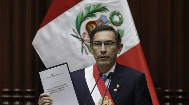 Vizcarra se afianza, renuncia vicepresidenta Aráoz y la denuncian ante Fiscalía por usurpación de funciones