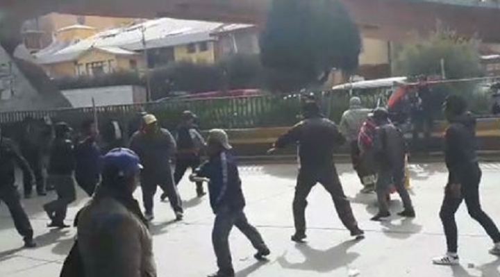Vecinos y exdirigentes afines al MAS se enfrentan por el control de la FEJUVE de El Alto