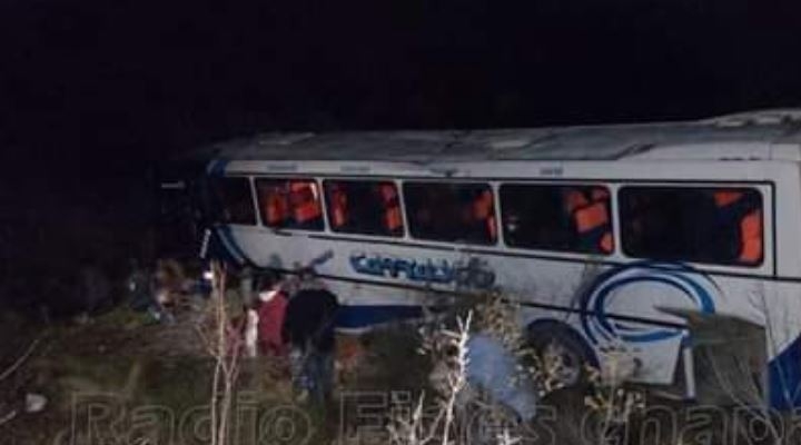 Al menos dos personas murieron después que un bus chocara contra un camión