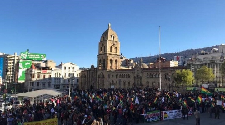 Miles de personas se congregan en la Plaza San Francisco y calles adyacentes para participar en Cabildo Paceño