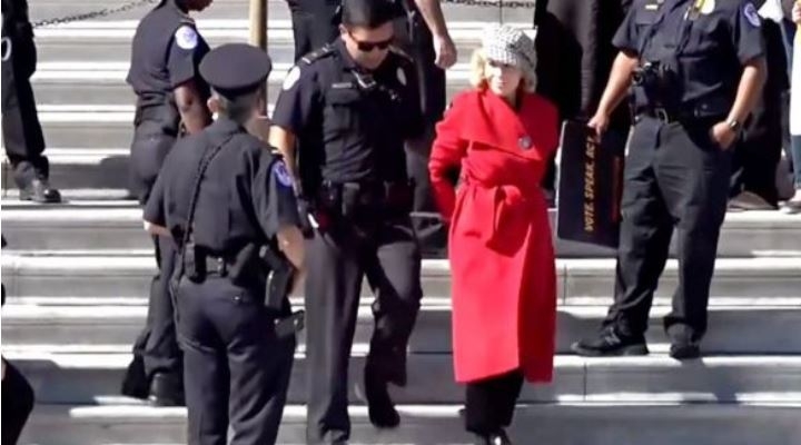 Jane Fonda: arrestan y se llevan esposada a la actriz estadounidense en Washington por protestar contra el cambio climático