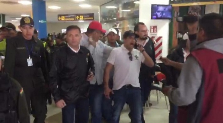 Presidente del Comité Cívico Pro Santa Cruz, retornó a Santa Cruz tras ser interceptado y cercado por “masistas” a su llegada a La Paz