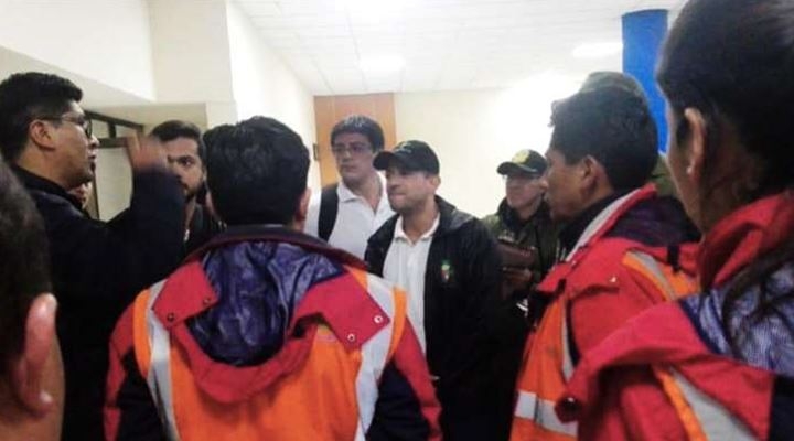 Camacho anuncia que no retornará a Santa Cruz; masistas lo tienen retenido en el Aeropuerto de El Alto