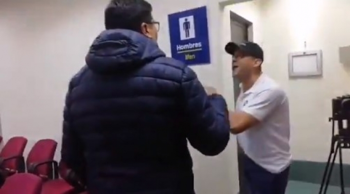 Tensión en el aeropuerto, Camacho sigue retenido en El Alto, denuncia que su vida corre peligro