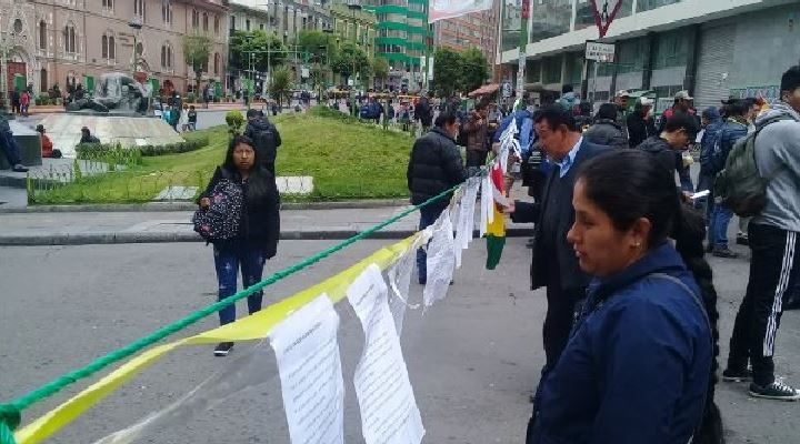 Vecinos leen carta de renuncia de Evo y protestan de manera pacífica en puertas de entidades públicas