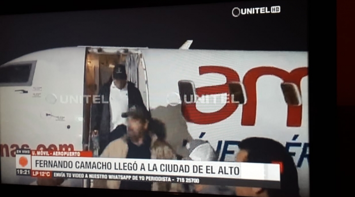Camacho llegó a El Alto y esta vez el gobierno garantizó que pudiera salir del aeropuerto