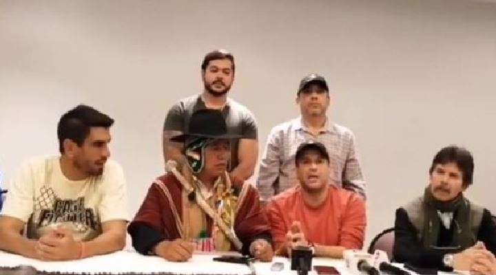 Camacho y un “poncho rojo” sellan alianza y piden la salida de Evo Morales