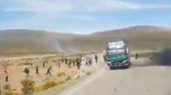 Grupos de masistas emboscaron con dinamita y gases lacrimógenos a buses con delegaciones de Potosí y Sucre