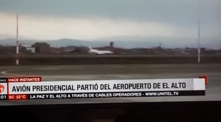 Avión de Morales parte con rumbo desconocido tras pedido de las FFAA de que renuncie