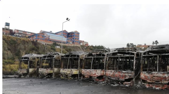 Vándalos quemaron 64 buses Pumakatari 