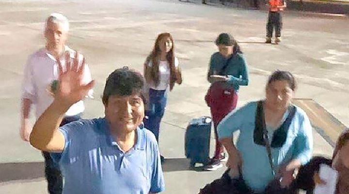 Junto a Evo viajan a México su hermana, su hija, García Linera y Gabriela Montaño