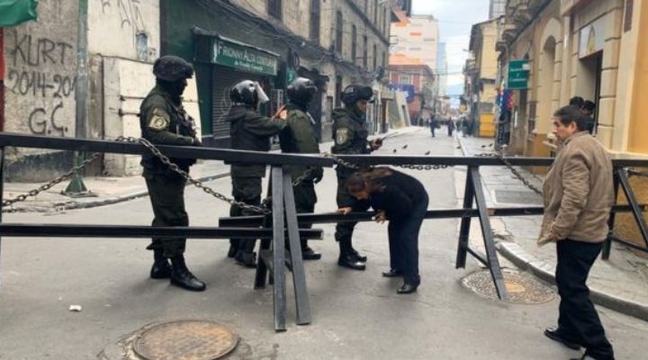 Crisis en Bolivia: la tensión y escasez que viven los vecinos de La Paz tras la agudización de la violencia