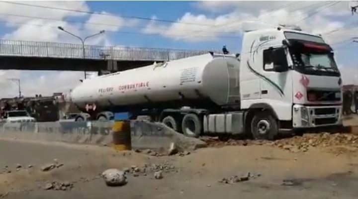 Liberan camiones cisterna con gasolina y diésel en Senkata tras siete días de permanecer cercados