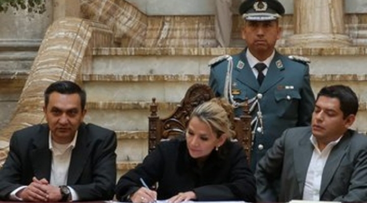 Presidenta Añez firma Decreto que indemniza a familias de fallecidos en conflicto postelectoral