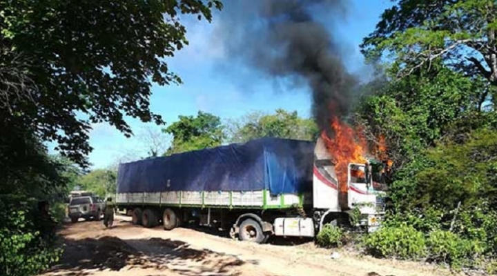 Santa Cruz: emboscan y queman un camión con supuesta mercadería de contrabando en Abapó