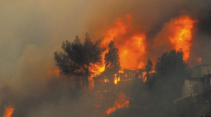 Un incendio opaca la Navidad en Valparaíso, donde más de 120 viviendas fueron afectadas