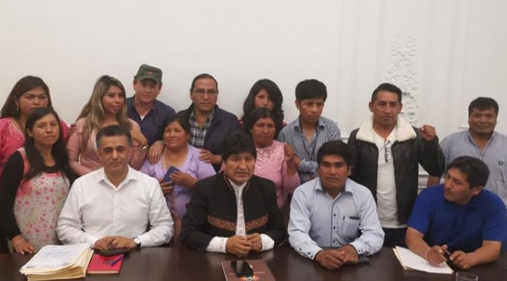 Familiares de los fallecidos en Senkata se reúnen con Evo Morales en Argentina