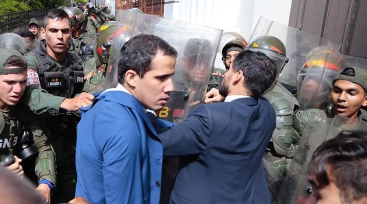 Añez protesta contra régimen de Maduro que bloqueó ingreso de Guaidó a la Asamblea y posesionó a su aliado