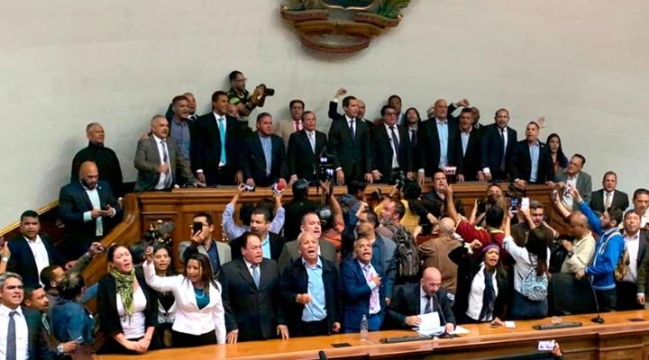 Guaidó recupera la Asamblea y es posesionado como presidente interino de Venezuela