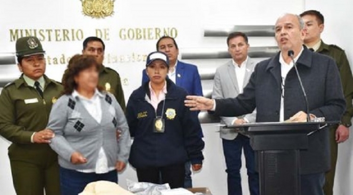 Fiscalía determina aprehensión de mujer detenida en aeropuerto de El Alto con $us 100 mil