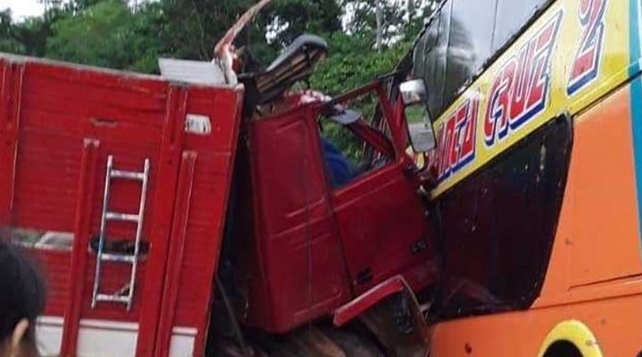 Al menos dos fallecidos en choque entre bus y camión en carretera Trinidad y Santa Cruz