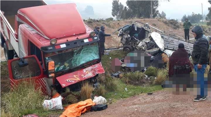 Al menos 13 fallecidos en choque de camión y minibús en carretera El Alto Carabuco