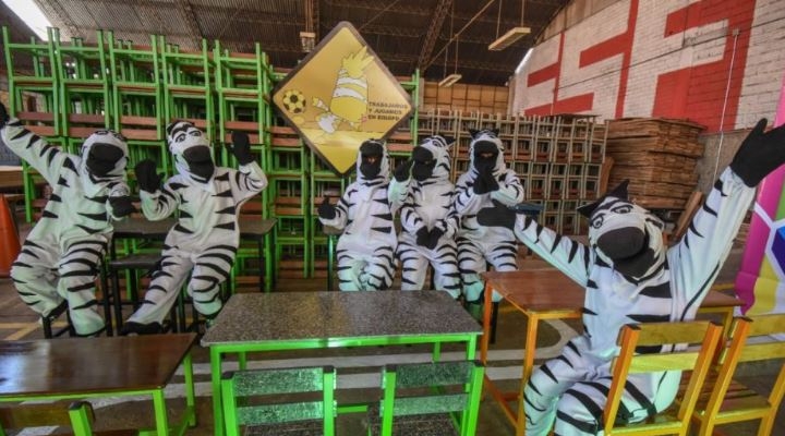 Alcaldía de La Paz inicia entrega de mobiliario escolar y pide cuidarlos