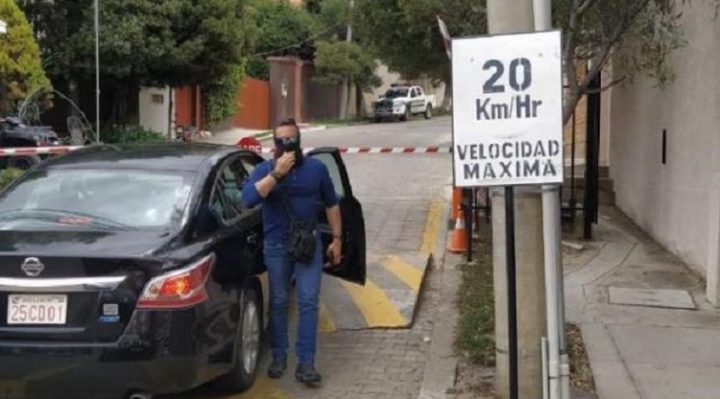 España acusa a Bolivia de hostigar y poner en riesgo a sus funcionarios en incidente con encapuchados en la Embajada mexicana