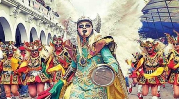 Miles de danzarines participan hoy sábado en la Gran Peregrinación al Socavón o entrada folclórica de Oruro