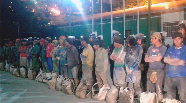 Policía aprehende a 25 ladrones de minerales después de enfrentamientos en Huanuni