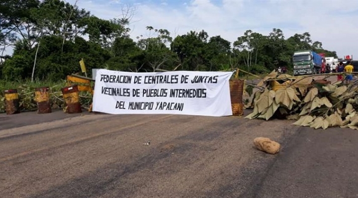 Campesinos bloquean Yapacaní contra el aumento de certificado para predio no rural