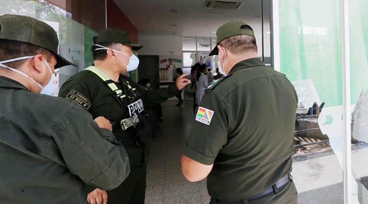 Santa Cruz: Policía y FFAA resguardan centros hospitalarios para atención del coronavirus