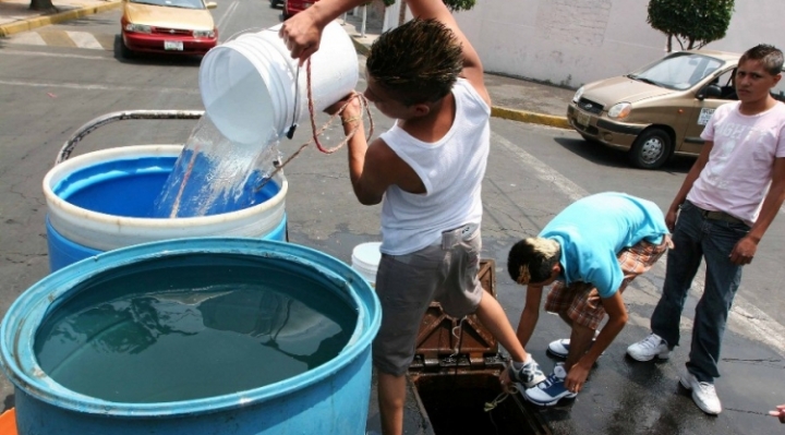 Masivo corte de agua semiparaliza a la capital mexicana