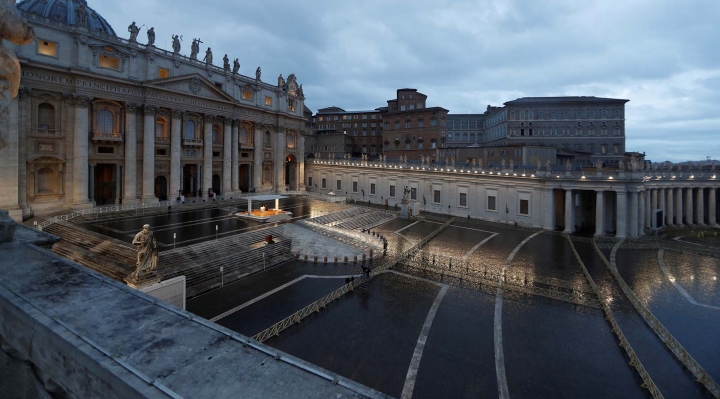 El Papa dio una bendición inédita, ante una gran plaza vacía