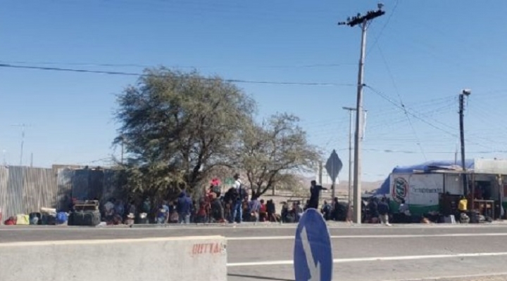 En Chile, 70 bolivianos caminan hacia Pisiga y demandan atención del gobierno de Bolivia