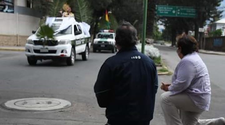 Procesiones en patrullas policiales, misas vía internet y palmas del año pasado, el silencioso Domingo de Ramos en Bolivia