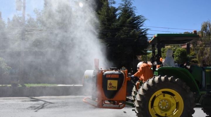 Tractores pulverizadores desinfectan calles y avenidas de La Paz