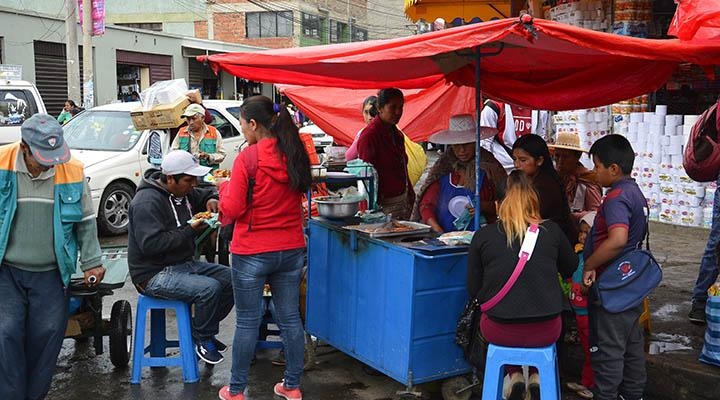 La Paz prohíbe la venta de alimentos elaborados en mercados y calles