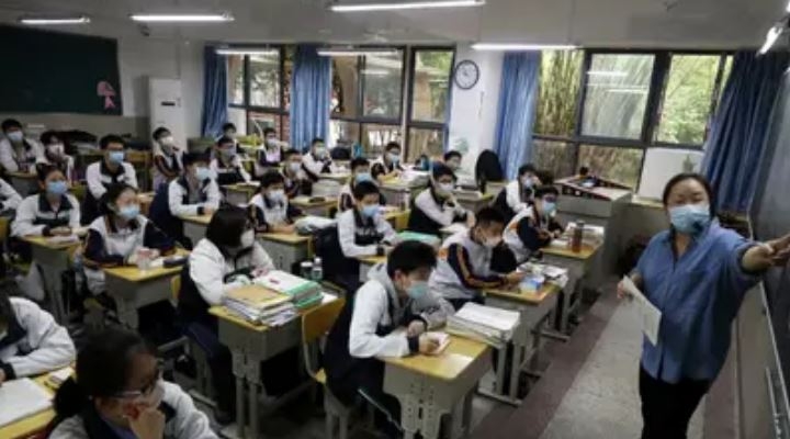 Estudiantes regresaron a clase en Wuhan, la ciudad china donde surgió el coronavirus