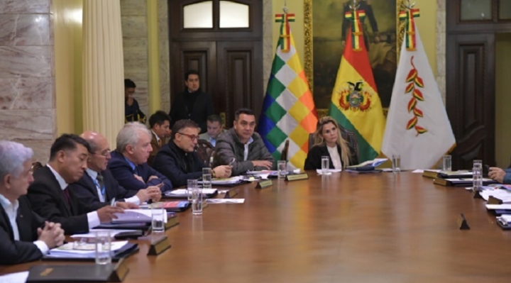 Presidenta Añez y su gabinete se reúnen para analizar cuarentena