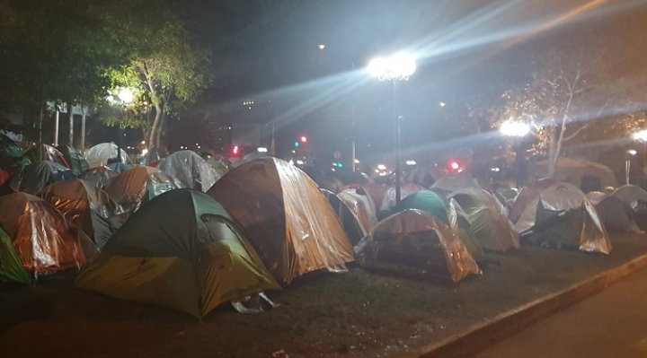 Más de 200 connacionales acampan frente al consulado en Chile a la espera de su repatriación