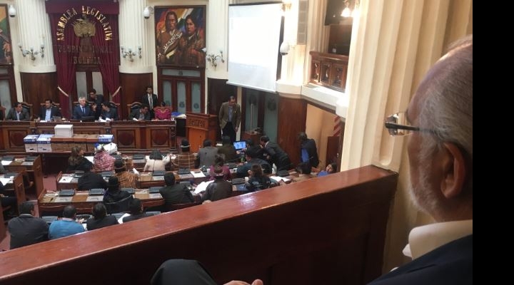 Mesa asiste al Legislativo por caso Lava Jato y García Linera le dice que busca protagonismo