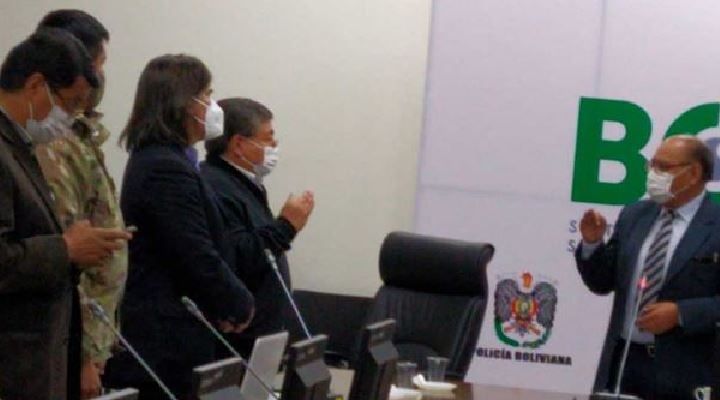 Gobierno posesiona a Sahonero, trabajadores del Sedes se atrincheran y Patzi ratifica a Osco