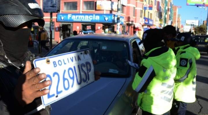 En El Alto retiran 400 placas a vehículos de transporte público por incumplir normas