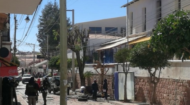 Policía controla motín en penal de Sucre por supuesta muerte de un interno a causa de Covid-19